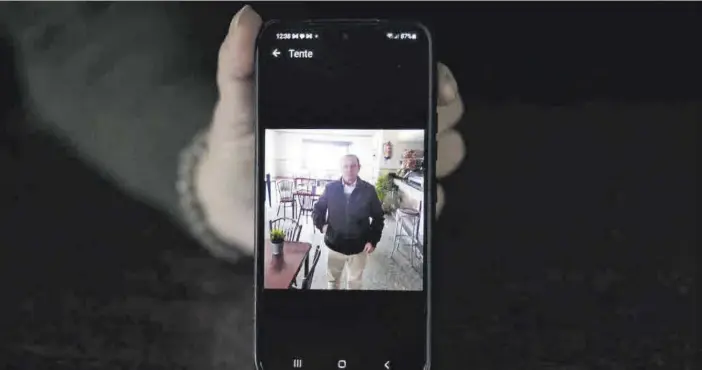  ?? JORGE VALIENTE ?? Uno de los familiares muestra en el móvil una fotografía de Vicente S., vecino de Hinojal desapareci­do desde el pasado sábado.