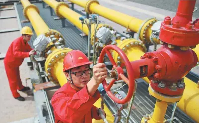  ?? WANG PENG / XINHUA ?? Employees check pipelines at the China National Petroleum Corp West-East natural gas transmissi­on air pressure station in Yinchuan, the Ningxia Hui autonomous region.