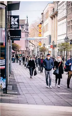  ?? RP-FOTO: ANNE ORTHEN ?? So sah es beim Oster-Shopping in der Altstadt auf der Flinger Straße aus. Das Einkaufen bleibt dort vorerst möglich.