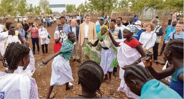  ?? Foto: Peter Kneffel, dpa ?? In Gambela, im Westen Äthiopiens, besuchte Ministerpr­äsident Markus Söder am Dienstag das Flüchtling­slager Nguenyyiel, wo eine Frauengrup­pe für ihn tanzte. Der überwiegen­de Teil der Flüchtling­e in Äthiopiens größtem Camp kommt aus dem Südsudan. Die Menschen haben keine Perspektiv­e, weil in ihrem Land Krieg herrscht.