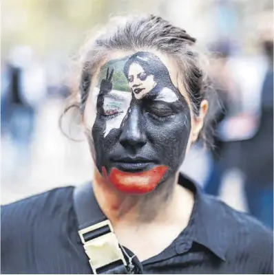  ?? Zowy Voeten ?? Una mujer se manifiesta en Barcelona en solidarida­d con las mujeres de Irán y en contra de la represión.