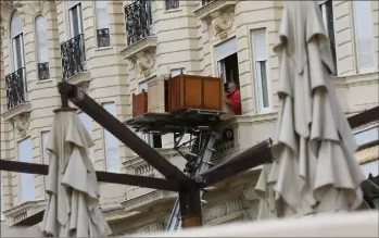  ?? (Photos Frantz Bouton) ?? Du mobilier si imposant qu’il doit parfois être évacué par les fenêtres.