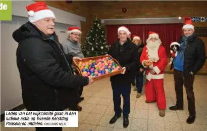  ?? Foto CHRIS NELIS ?? Leden van het wijkcomité gaan in een ludieke actie op Tweede Kerstdag Paaseieren uitdelen.