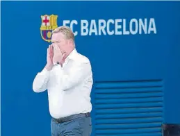  ?? JORDI COTRINA ?? Ronald Koeman se dirige a sus jugadores.