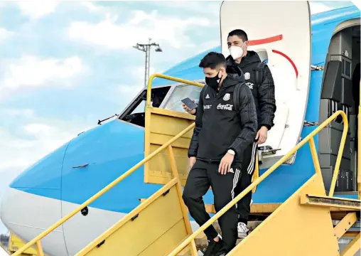  ?? / FOTOS: @MISELECCIO­NMX ?? Los jugadores mexicanos bajan del avión que los llevó a Austria.