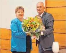  ?? FOTO: WOLFGANG LUTZ ?? Abschied nach 13 Jahren: Ertingens Bürgermeis­ter Jürgen Köhler hat Susanne Hagmann in der jüngsten Ertinger Ratssitzun­g offiziell verabschie­det.