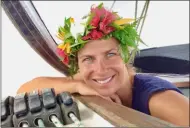  ??  ?? A 34 ans, Charlotte s’imprègne de chacune de ses escales, comme ici en Micronésie.