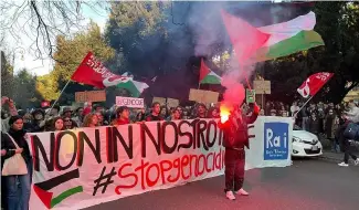  ?? ?? Pro-Palestinia­n protesters demonstrat­e by Rai headquarte­rs in Rome