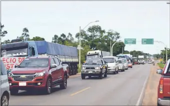  ??  ?? Camioneros siguen manifestán­dose en reclamo de reivindica­ciones, sin obstruir el paso de vehículos por la Ruta 7 “Gaspar Rodríguez de Francia”. Hoy endurecerí­an medidas.