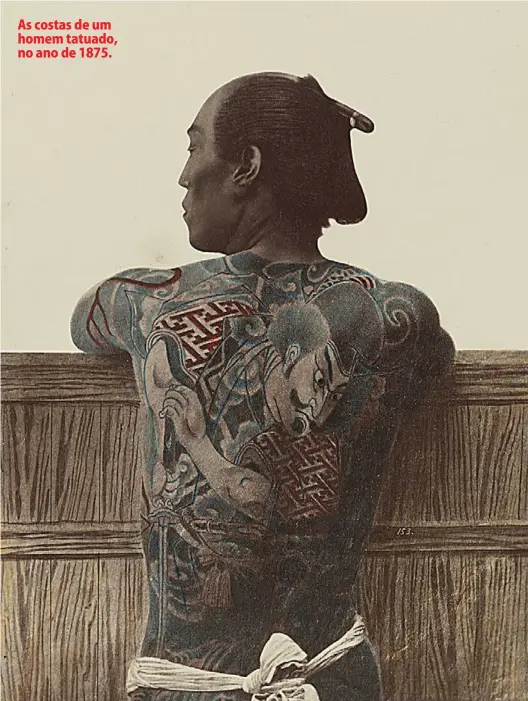  ??  ?? As costas de um homem tatuado, no ano de 1875.