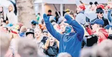  ??  ?? Vor dem Traditions­brauhaus Uerige in der Altstadt tanzten die Jecken zu Karnevalss­ongs und Popmusik.