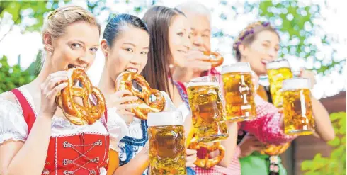  ?? FOTO: ARCHIV ?? Trachten, Dirndl und Lederhosen sind gern gesehen auf dem Oktoberfes­t in Hohentenge­n.