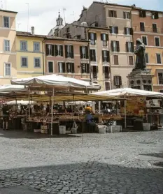  ?? Foto: Alessandra Tarantino, dpa ?? Gespenstis­che Stille herrschte in den vergangene­n Wochen auf den Straßen und Plätzen Italiens.