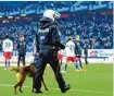  ?? Foto: Witter ?? Ein Großaufgeb­ot der Polizei verhin derte nach Abpfiff einen Platzsturm in Hamburg.