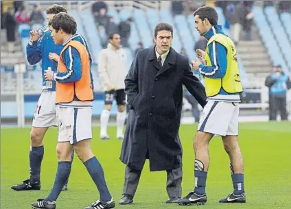  ?? FOTO: MD ?? Gonzalo Arconada, entre Mikel Alonso y Xabi Prieto, el día de su debut como entrenador de la Real en Anoeta ante el Mallorca en 2006