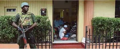  ?? [FOTO AFP] ?? Tentera Sri Lanka mengawal masjid di Colombo, susulan rusuhan anti-islam di Kandy.