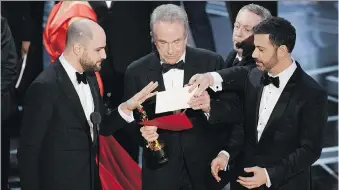  ?? CHRIS PIZZELLO/ INVISION/THE ASSOCIATED PRESS/FILES ?? Warren Beatty, centre, was at the heart of February’s Oscar mixup when Faye Dunaway announced the wrong film as best picture winner. But Beatty is reluctant to cast blame.