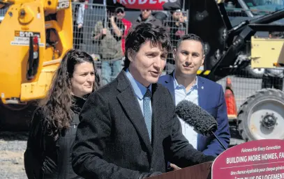  ?? RYAN TAPLIN • SALTWIRE ?? Prime Minister Justin Trudeau speaks at a housing announceme­nt in Dartmouth as protesters rally outside the fenced-off constructi­on zone on Tuesday.