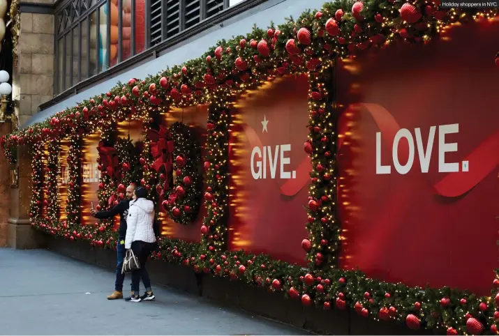  ?? ?? Holiday shoppers in NYC.