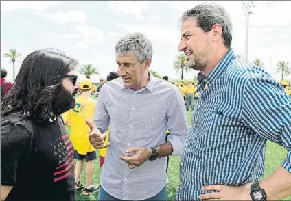  ?? FOTO: M. MONTILLA ?? Quique Setién estuvo en Barcelona en el Open Day de la Fundación Johan Cruyff. A su izquierda, Manolo Márquez