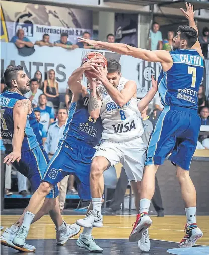  ?? FIBA ?? Como Laprovitto­la ante la defensa uruguaya, el horizonte de la Argentina no se ve muy claro