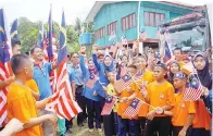  ??  ?? AZIZAH bersama orang ramai mengibarka­n Jalur Gemilang pada program itu.