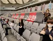  ??  ?? Seul.
REUTERS
Alla ripresa della K- League sugli spalti bambole gonfiabili al posto dei tifosi