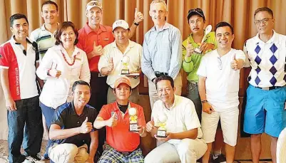  ??  ?? JONATHAN Reynolds (berdiri empat kanan) dan para pegawai kanan SRRR dan DBGCC bersama antara wakili media yang menyertai Hari Golf Journalist­s 2017 di DBGCC, Tuaran baru-baru ini.