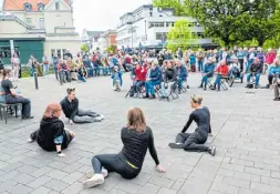  ?? ?? Etwas mehr als 100 Zusehende verfolgen das Schiller-gedenken am Schillerba­lkon.