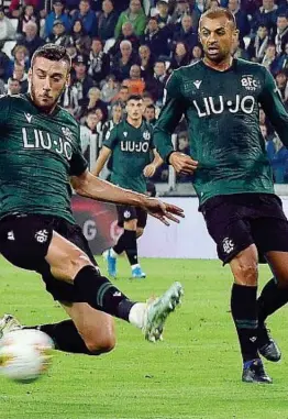  ??  ?? Sempre lui
Un destro violento e precisissi­mo. Così Cristiano Ronaldo ha firmato il primo gol della sfida contro il Bologna Linda Sembrant nascosta dall’abbraccio delle compagne dopo il gol alla Florentia, settimana scorsa