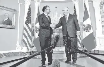  ?? AARON P BERNS/REUTERS ?? El canciller mexicano, Luis Videgaray, y el secretario de Estado de EU, Rex Tillerson.