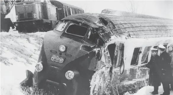  ?? FOTO: ERIKA BACHMANN ?? 28 Tote waren die schrecklic­he Bilanz des Bahnunglüc­ks, das sich am 9. Februar 1971 in Aitrang (Landkreis Ostallgäu) ereignet hatte. Damals war dort der Schnellzug TEE (Trans-Europ-Express) „Bavaria“entgleist.