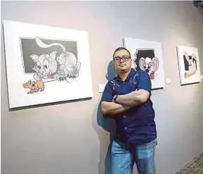  ?? [FOTO HALIMATON SAADIAH SULAIMAN/BH] ?? Johan pada pameran solonya berjudul ‘Caricreatu­res’ di Galeri Prima, Balai Berita, semalam.