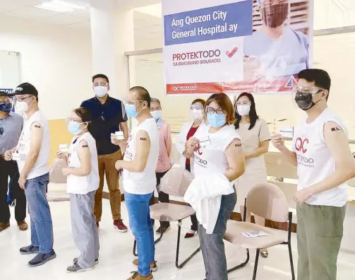  ??  ?? Employees of the Quezon City General Hospital receive their first dose of COVID-19 vaccine on Wednesday. Mayor Joy Belmonte and QCGH officials witnessed the vaccinatio­n.