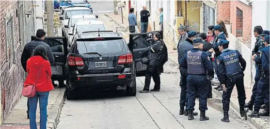  ?? (P. CASTILLO / ARCHIVO) ?? Abandonada. Cuatro días después del llamativo robo en la principal sede judicial, la camioneta oficial apareció abandonada en Güemes.