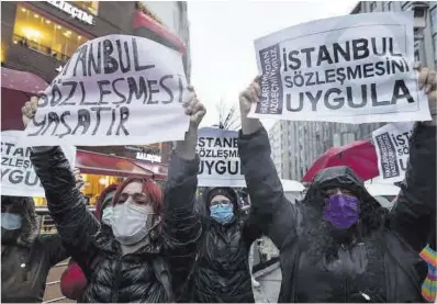  ?? Tolga Bozoglu / Efe ?? Manifestac­ió a Istanbul, dilluns, després de la retirada de Turquia de la convenció contra la violència masclista.