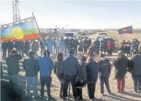  ??  ?? Medida. Los mapuches bloquearon el yacimiento hasta ayer.