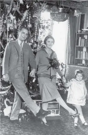 ?? HULTON ARCHIVE / GETTY IMAGES ?? American author F. Scott Fitzgerald dances with his wife Zelda Fitzgerald and daughter Frances (whom the writer called Scottie) in front of a Christmas tree in Paris.
