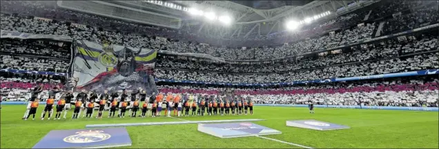  ?? ?? El Bernabéu se vistió de gala y dibujó un ambientazo increíble que estuvo a la altura del partido. Llenazo con 76.680 aficionado­s, 3.500 de ellos del City.