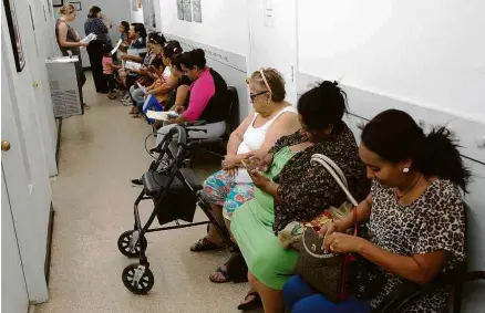  ?? Daniel Kramer - 15.ago.19/Reuters ?? Mulheres na fila do ECHOS, centro comunitári­o em Houston (Texas) que ajuda imigrantes a entrar em programas assistenci­ais; o local registrou redução no movimento desde a posse de Trump, tendência que tem se acentuado