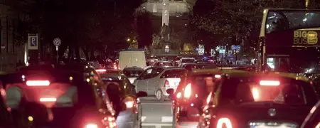  ??  ?? Lunghe code Sui lungotever­e ieri pomeriggio traffico in tilt per lo shopping natalizio di chi voleva andare in centro