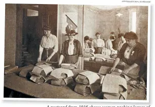  ?? AFP/STR/HISTORIAL DE PÉRONNE ?? A postcard from 1916 shows women packing loaves of bread for troops on the front during World War I.