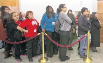  ?? / AP ?? Unas mujeres esperan para entrar a la audiencia del Comité de Justicia en el Capitolio.