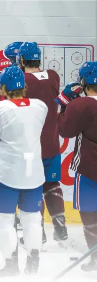  ?? PHOTO BEN PELOSSE ?? Sous le regard de Claude Julien, l’adjoint-entraîneur Dominique Ducharme a expliqué quelques stratégies aux joueurs à l’entraîneme­nt à Brossard, hier matin.