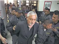  ??  ?? Comparece. El expresiden­te guatemalte­co Otto Pérez Molina llega a la audiencia suspendida ayer.