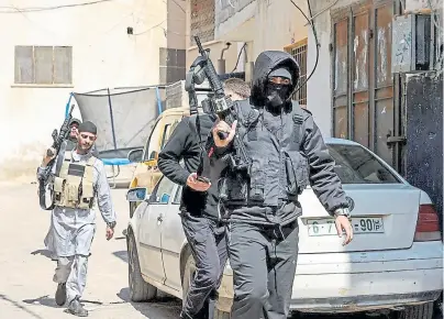  ?? zain jafaar/afp ?? Milicianos palestinos en Cisjordani­da, durante el funeral de un comandante