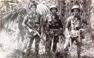  ??  ?? GAMBAR kenangan Md Sarif (kiri) dalam Tiger Platoon dari Batalion 8 Rejimen Askar Melayu Diraja.