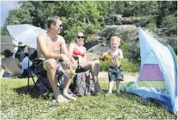  ??  ?? PERFEKT: Andre, Carine og Sander fra Skien syns det er mange perler i området for bading og kos med familien.