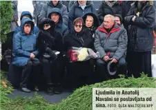  ?? FOTO: OLGA MALTSEVA/AFP ?? Ljudmila in Anatolij Navalni se poslavljat­a od sina.