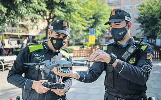  ?? XAVI JURIO ?? Las aplicacion­es. Dos agentes de la policía local de Vila-seca probando un dron que puede incorporar cámara con infrarrojo­s o altavoces
LAS EXPECTATIV­AS